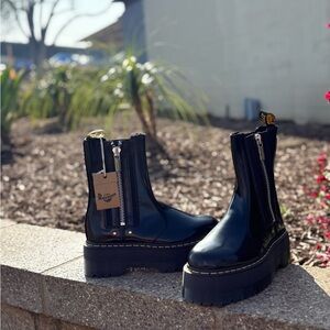 I’m selling dr martens brand new with box size 9 in women really good condition